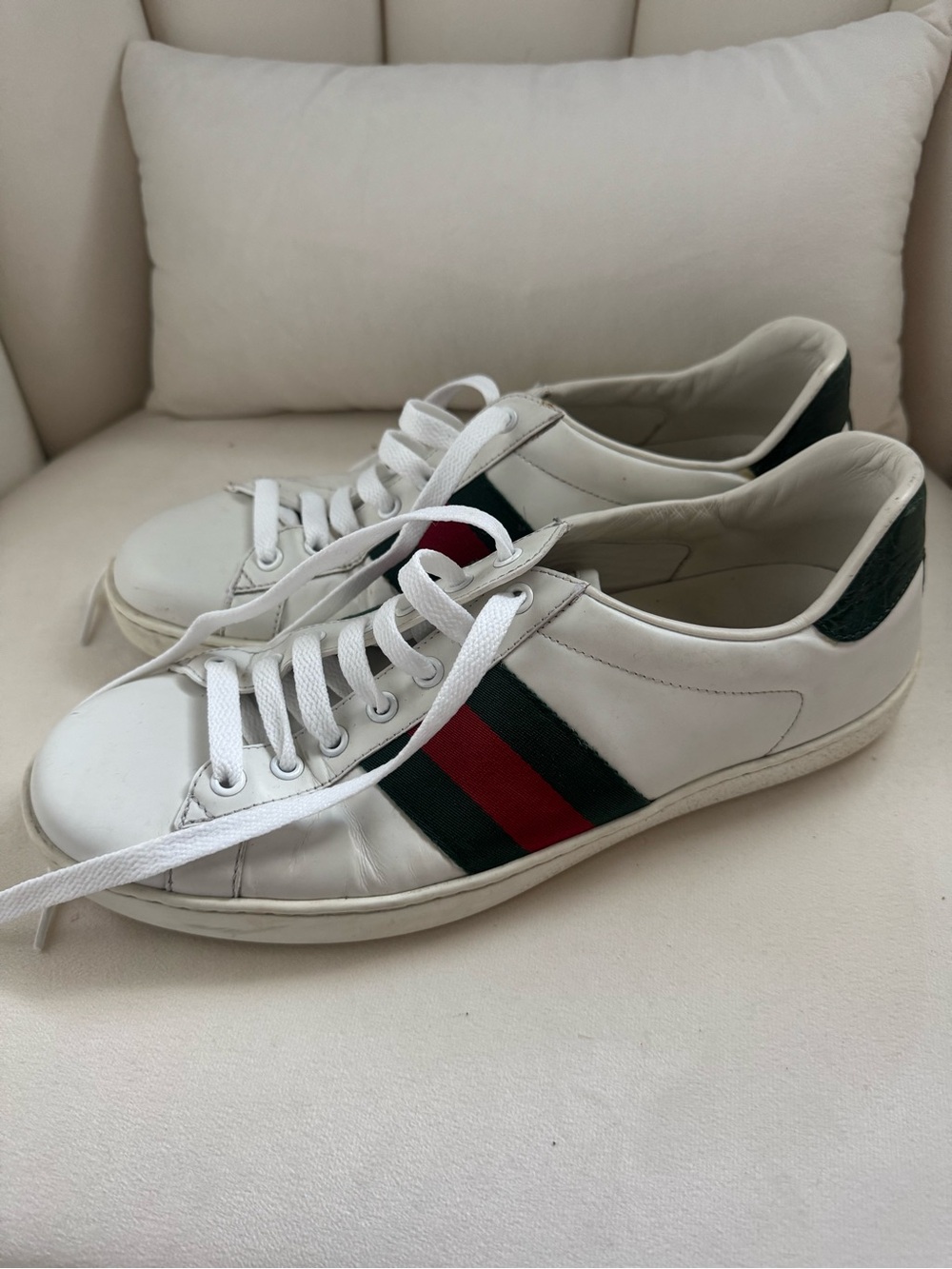 Gucci White Leather Low-Top Sneakers with Red & Green Web Stripe